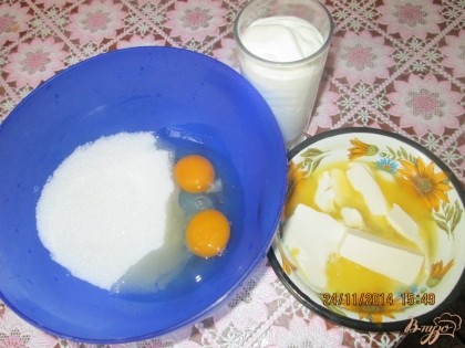 Яйца взбить с сахаром до хорошей пышной массы. Добавить  сметану и растопленное сливочное  масло.