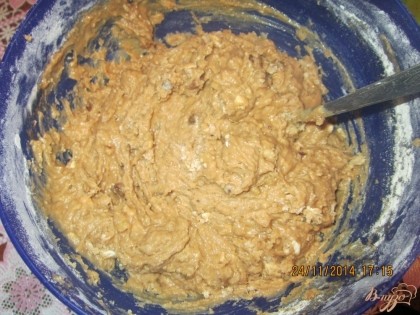 Муку смешаем с ванильным сахаром, разрехлителем и постепенно добавляем в тесто. Все хорошо перемешать ложкой.