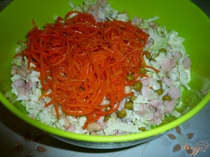 Добавляю морковь по-корейски, если морковь нарезана очень длинно, то можно ей нарезать помельче.