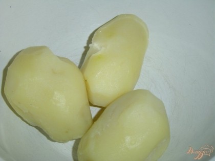 Картофель моем, отвариваем в кожуре и добавляем после закипания немного соли.Готовому картофелю даем остыть, затем очищаем его и пюрируем .