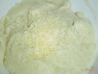 В картофельное пюре добавляем растопленное сливочное масло, натертый на мелкой терке пармезан, так же по вкусу солим, перчим и добавляем мускатный орех,