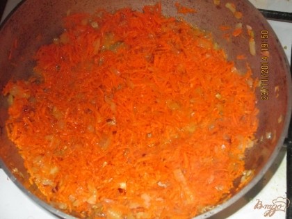 Готовим заправку. Лук мелко нарезать.Морковь потереть на мелкой терке. Лук и морковку обжарить на сковородке до золотистого цвета и добавить 2ст.л томатной пасты и 100грамм воды. проварить 2-3мин.