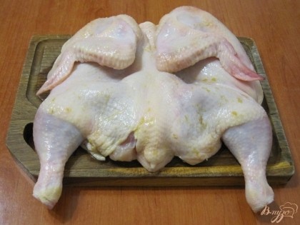 Цыпленка вымыть, хорошо обсушить, разрезать по грудке и распластать.