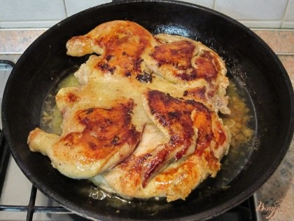 Обжаривать цыпленка с двух сторон под грузом по 20 мин на сильном огне.