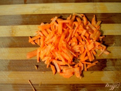 Морковь мелко нарезаем.