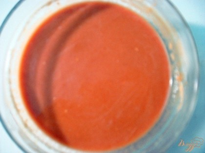 Через 15 минут разведите томатную пасту.
