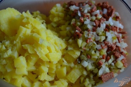 Картофель отварить и почистить еще горячим. Нарезать мелко и выложить в салатник.