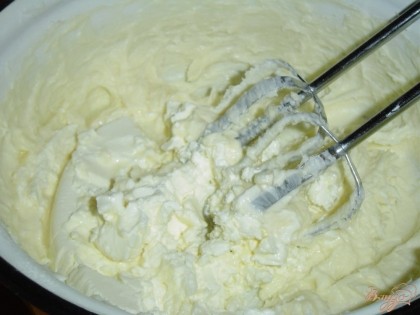Крем готовится быстро и просто, сначала взбиваем с сахарной пудрой размягченное масло до пышной массы, а затем частями добавляем сливочный сыр, не прекращая взбивать.