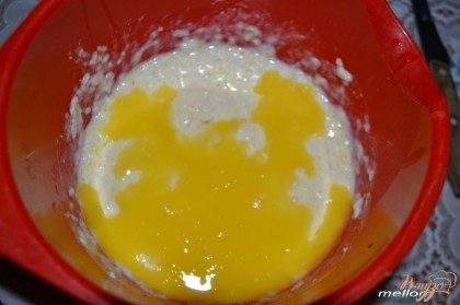 Затем яйца и растопленное масло.