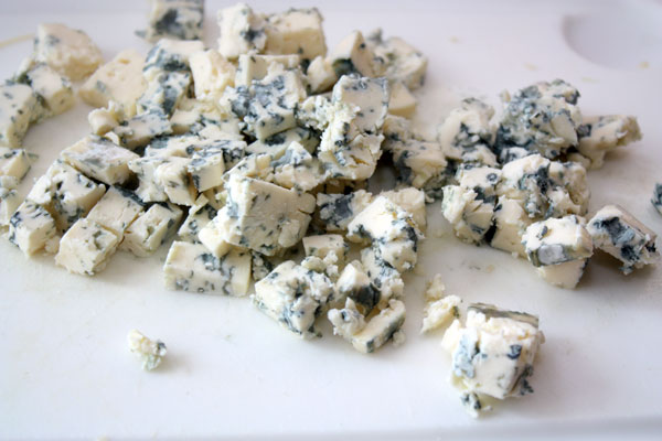 Рокфор или другой сыр с голубой плесенью нарезать небольшими кубиками (у меня был обычный Дор Блю).