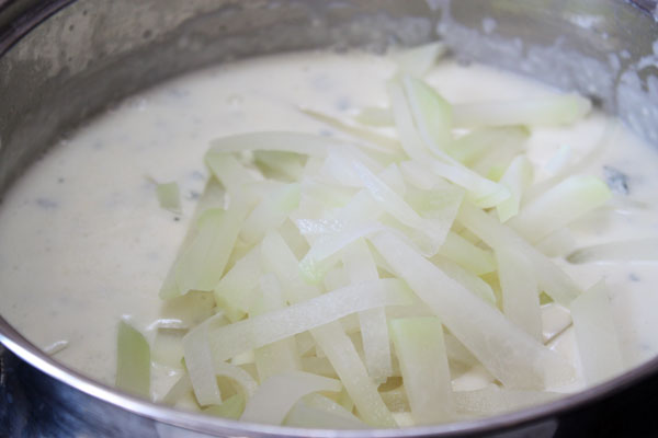 Теперь в основу для супа добавить оба сыра, постоянно помешивая. Готовить на небольшом огне до полного растворения сыров.<p>  Затем добавить виноградный сок, соль, перец и мускатный орех по вкусу и довести до кипения.<p>  Подготовленную кольраби положить туда же, поварить еще около 5 минут и выключить.<p>  Подавать суп нужно немедленно, чтобы сохранить его нежную кремообразную структуру.