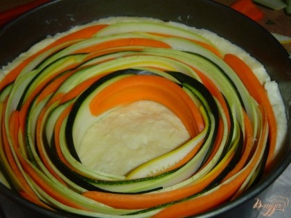 постепенно двигаясь к центру, чередуя кабачок, цукини и морковь.