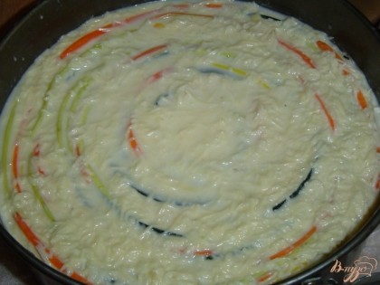 Заливку выливаем сверху на овощи, сыр распределяем по всей поверхности. Аккуратно похлопываем формой о поверхность стола, чтобы заливка равномерно распределилась между овощами.