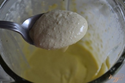 Переложить  в блендер, добавить 2 желтка .Взбивать, время от времени вливая растительное масло.Масло можно заменить на оливковое, но вкус.. будет крепкий )) не каждому понравится.