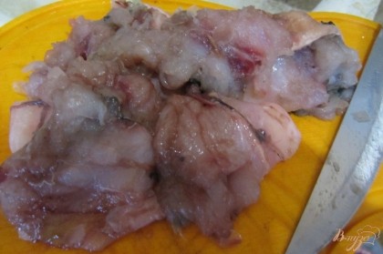 Филе пиленгаса без костей, нарезать небольшими кусочками.