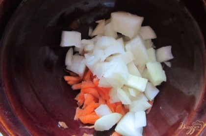 Лук отчистить от кожуры, промыть, нарезать, добавить к моркови.