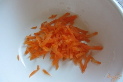 Морковь отчистить от кожуры, натереть на крупной терке.