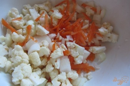 Цветную капусту промыть, нарезать мелко добавить к луку и морковке.
