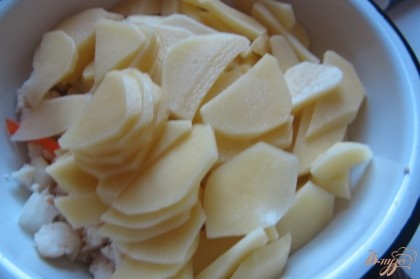 Картофель отчистить, промыть нарезать произвольно, добавить к остальным ингредиентам.
