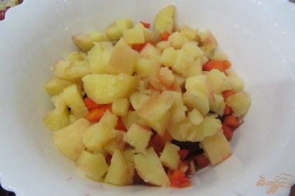 Картофель отчистить от кожуры нарезать кубиками, добавить к остальным ингредиентам.