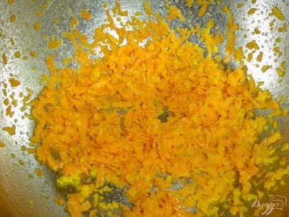 Начинаем процесс с приготовления заготовок для апельсинового желе. Апельсины моем, даем стечь воде и с помощью мелкой терки снимаем цедру с двух апельсинов.