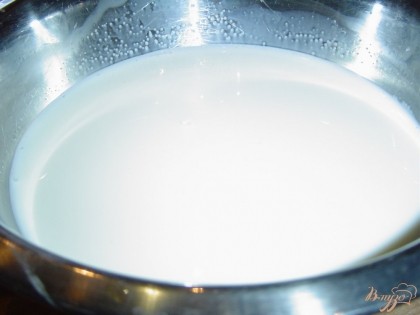 Молоко соединяем с сахаром и ванильным сахаром, непрерывно помешивая, доводим до кипения. В готовую смесь вводим оставшийся желатин и перемешиваем.