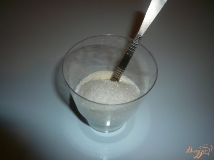 К манной крупе добавляю сахар и соль, перемешиваю.