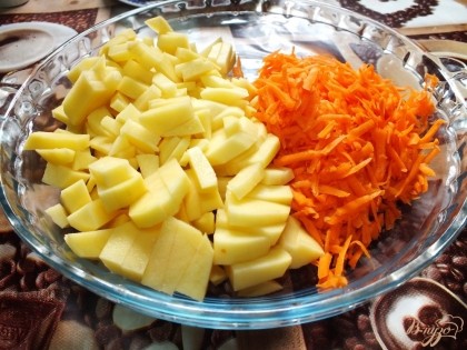 Воду поставить в кастрюльке на огонь.Тем временем чистим овощи. Морковь помыть, очистить и натереть на крупной терке. Картофель очистить, нарезать соломкой.