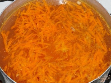 В кипящую воду выложить картофель и морковь, убавить огонь на средний. Варить 10 минут.