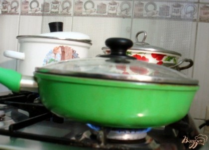 Затем огонь убавляем до маленького, закрываем сковороду крышкой и жарим до готовности.