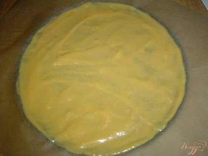 К тыквенному пюре добавляем яйца, сгущенное молоко, растительное масло и растираем, а затем добавляем просеянную с разрыхлителем муку, соль и хорошенько все перемешиваем до однородности(тесто должно быть как густая сметана). Коржи можно выпекать двумя способами, первый – это сковорода, которую разогреваем и выкладываем 2-2,5 ст.л. теста (сковороду не смазывать), накрываем крышкой и выпекаем 2,5 – 3 минуты. Я выпекала коржи в духовке, это второй способ. На пергаменте рисуем окружность необходимого нам размера (у меня 21 см), ложкой выкладываем 3 ст.л. теста и выпекаем 3-4 минуты при 180 гр.,