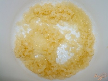 2 ст.л. сливочного масла разотрите с 0,5 сахара.