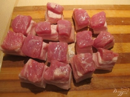Мясо нарезаем кубиками и варим бульон, периодически снимая шум.