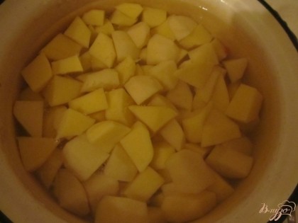 В готовый бульон высыпаем нарезанный кусочками картофель и промытый рис.
