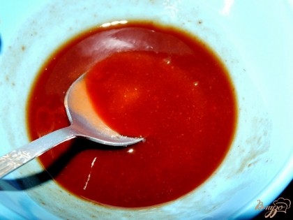 Тем временем приготовим соус. Смешиваем соевый соус, мед и томатный соус (у меня Краснодарский) в однородную массу
