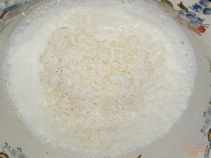 Молоко соединить с кокосовой стружкой и довести до кипения
