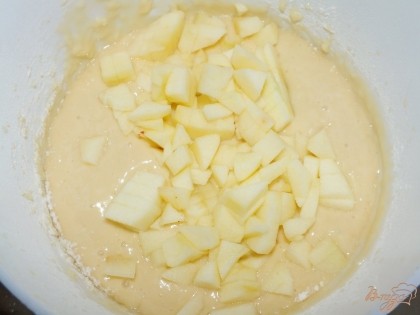 Яблоко очистить от кожуры и нарезать небольшими кусочками, подмешать в тесто