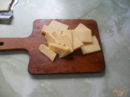 Сыр нарезаем небольшими ломтиками, не больше спичечного коробка по площади).
