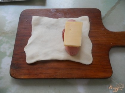 А сосиску прикрываем кусочком сыра.