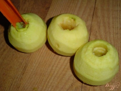 Яблоки очищаем, аккуратно удаляем сердцевины с семечками, отверстия должны быть сквозными.