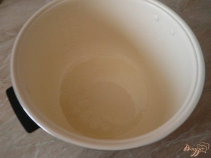 Чашу мультиварки смазываем небольшим количеством растительного масла (оставшиеся от указанного в ингредиентах количества полложки сюда идут).
