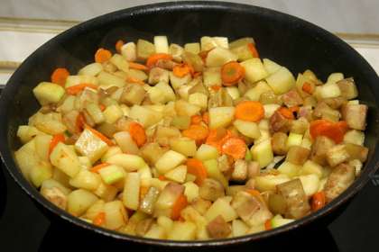 Обжарить на масле и сильном огне картофель с морковью до легкой золотистой корочки.