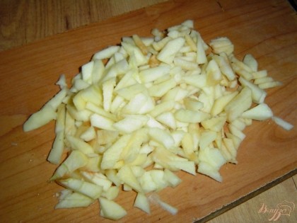 Пока тесто подходит, займемся начинкой. Яблоки очищаем от кожицы и семечек, затем нарезаем их мелкими кусочками.
