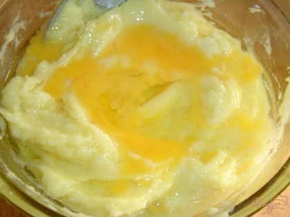 Холодное пюре солим и перчим по вкусу, добавляем яйца и по немного муки (ориентируйтесь по консистенции теста, так как в зависимости от этого может уйти меньше муки, чем указано в ингредиентах)