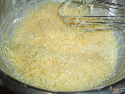 Пришло время для приготовления заливки. Яйца слегка взбиваем, добавляем сметану, сыр, натертый на мелкой терке, измельченную зелень, соль и хорошенько перемешиваем.