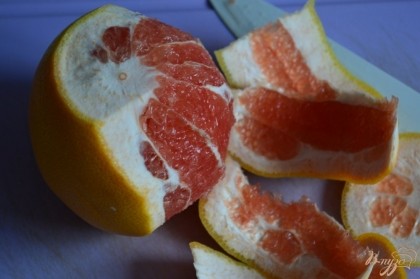Плод грейпфрута почистить от кожуры и аккуратно вырезать дольки.