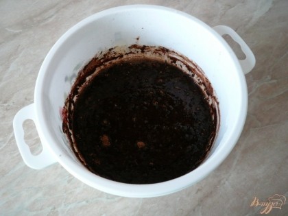 Перемешиваем маргарин с какао. Сперва перемешиваем маргарин с какао аккуратно вручную, если сразу использовать миксер, то тонкий какао-порошок может разлететься.