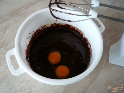 Далее добавляем два куриных яйца, снова перемешиваем.