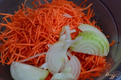 Соломку из моркови и полукольца лука размять рукой с добавлением щепотки соли и винного уксуса.  Оставить на 10 мин .