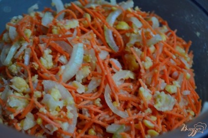 Размятый нут добавить к моркови с луком, выдавить чеснок через пресс и залить раскаленным растительным маслом. Добавить соль и специи по вкусу (можно использовать специи  для корейских салатов)